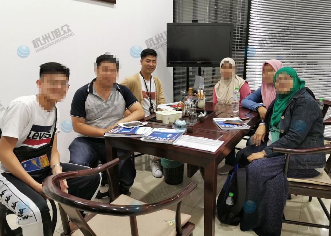 5db115bdec35e.jpg