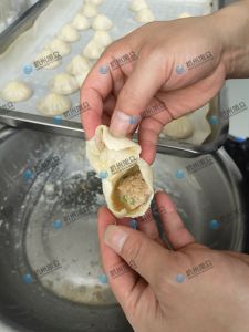 現(xiàn)場(chǎng)給客戶做灌湯包，效果滿意！